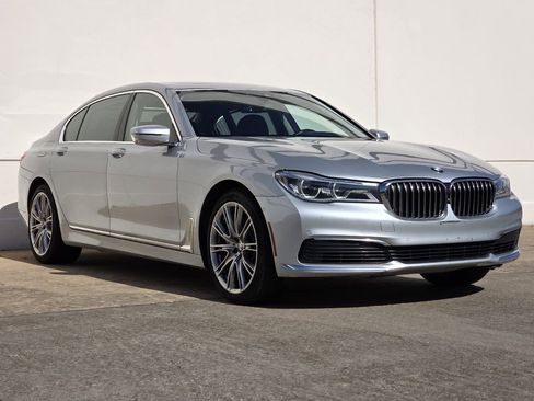 Used 2019 BMW 750i w/ Executive Package image 6