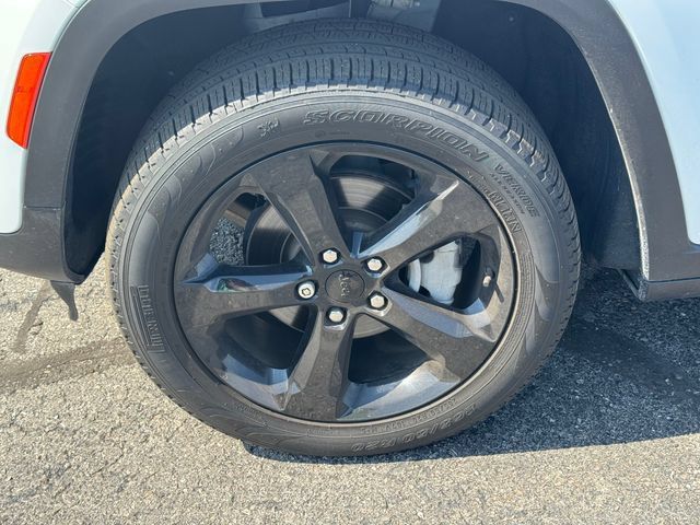 Certified 2024 Jeep Grand Cherokee Limited w/ Black Appearance Package AWD/4WD image 10