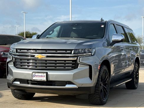 Used 2023 Chevrolet Suburban Premier image 3