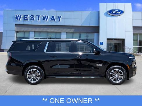 Used 2025 Chevrolet Suburban LT w/ Comfort Package AWD/4WD image 2