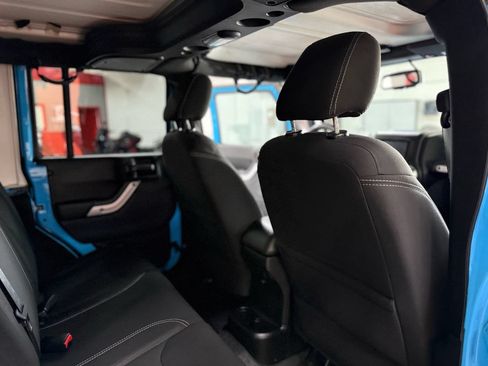 Used 2018 Jeep Wrangler Unlimited Rubicon w/ Cold Weather Group AWD/4WD image 18