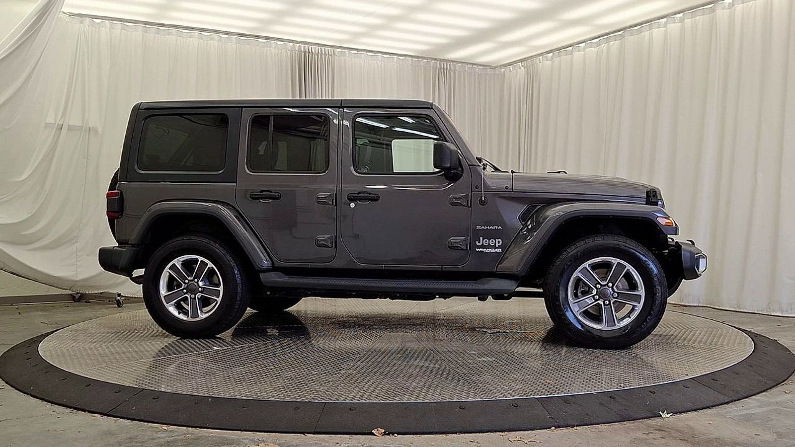 Used 2018 Jeep Wrangler Unlimited Sahara w/ Cold Weather Group AWD/4WD image 9