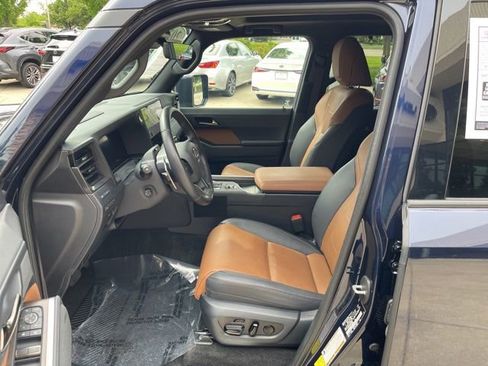 Used 2024 Lexus GX 550 w/ Accessory Package (31) AWD/4WD image 9