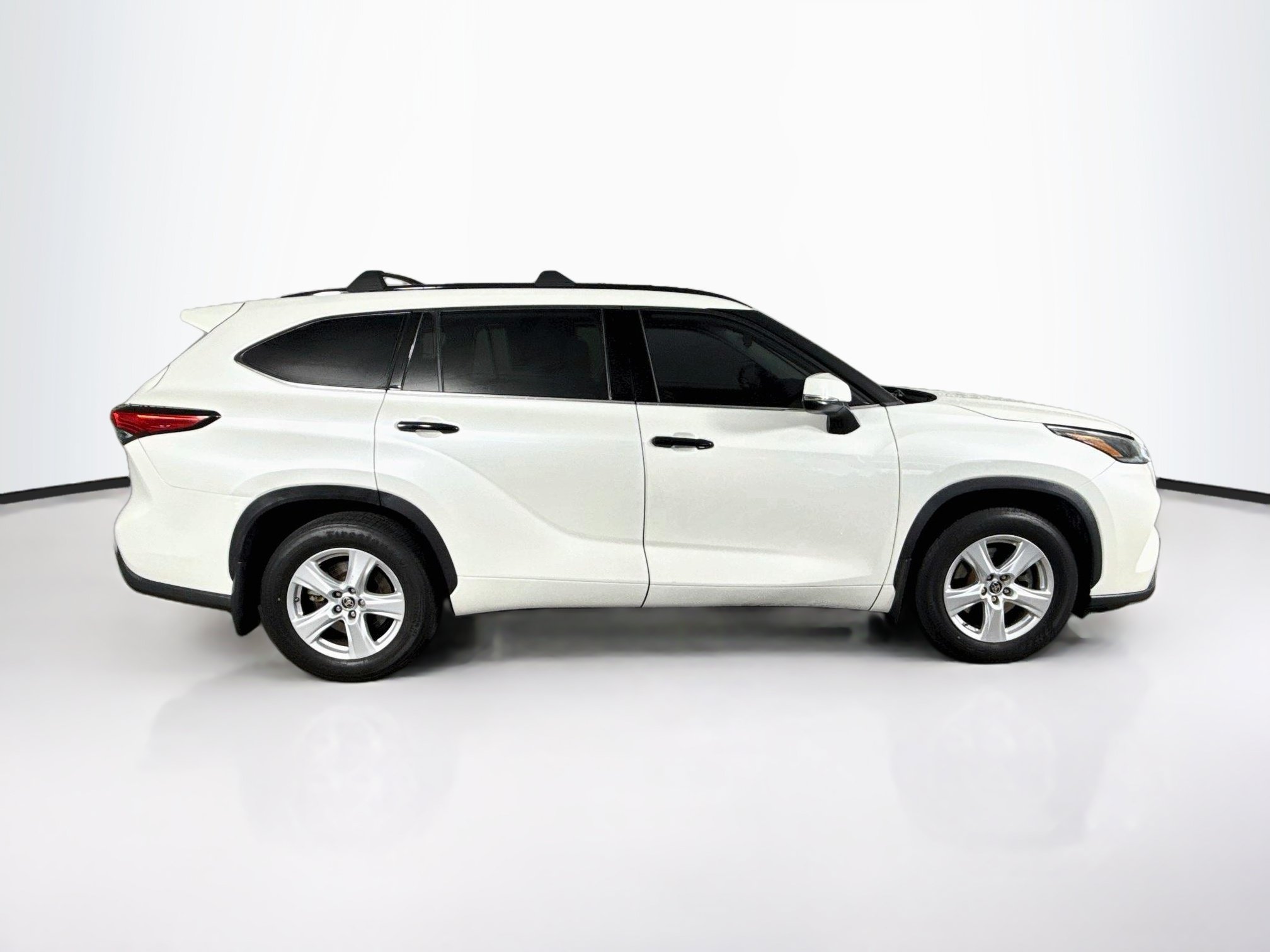 Used 2021 Toyota Highlander L FWD image 2