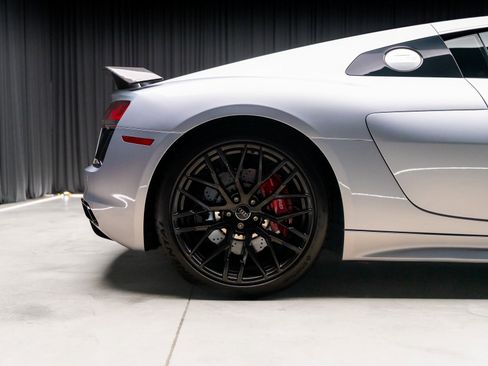 Used 2018 Audi R8 V10 w/ Premium Package image 32