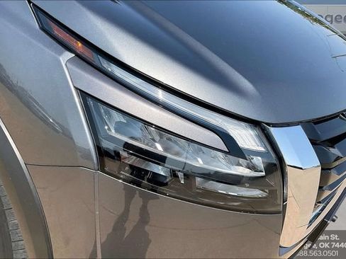 Used 2025 Nissan Pathfinder SV AWD/4WD image 31