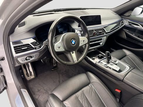 Used 2022 BMW 740i w/ M Sport Package RWD image 9