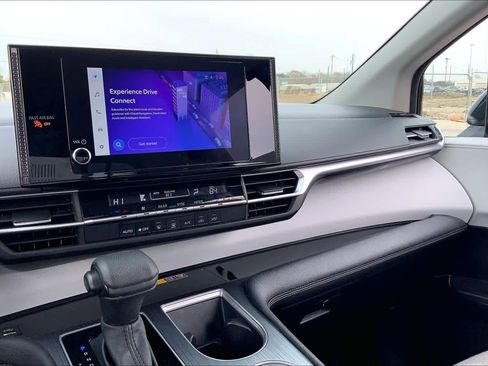 Used 2025 Toyota Sienna LE image 35