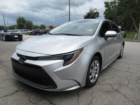 Used 2025 Toyota Corolla LE FWD image 3
