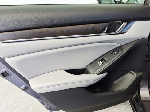 Used 2018 Honda Accord Touring image 11