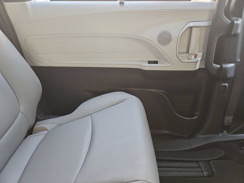 Used 2025 Toyota Sienna XLE FWD image 36