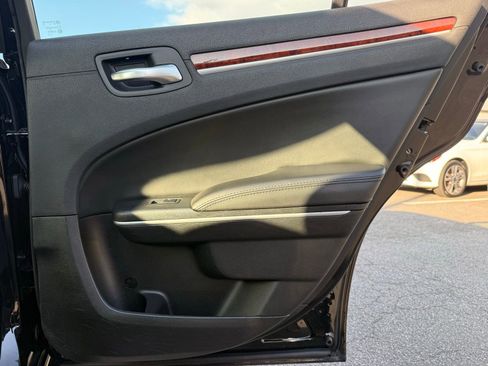 Used 2014 Chrysler 300 image 26