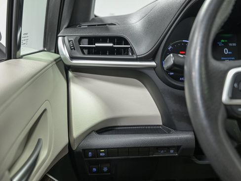 Used 2024 Toyota Sienna XLE FWD image 17