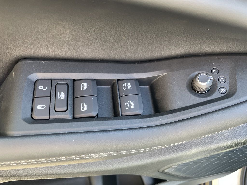 Certified 2025 Jeep Grand Cherokee Altitude AWD/4WD image 9
