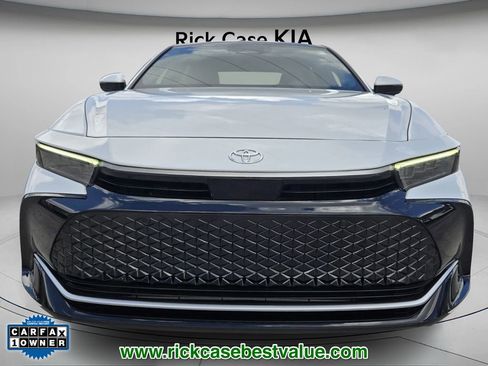 Used 2023 Toyota Crown Limited image 5