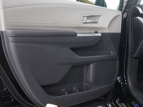 Used 2024 Toyota Sienna XLE w/ XLE Plus Package FWD image 20