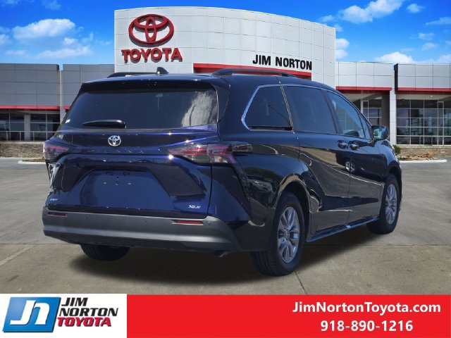 Used 2026 Toyota Sienna XLE FWD image 7