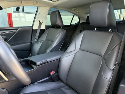 Used 2024 Lexus ES 300h w/ Premium Package image 13