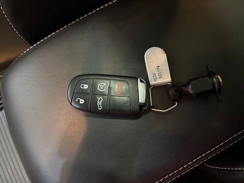 Used 2023 Chrysler 300 C image 30