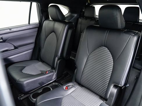 Used 2023 Toyota Highlander XSE image 25