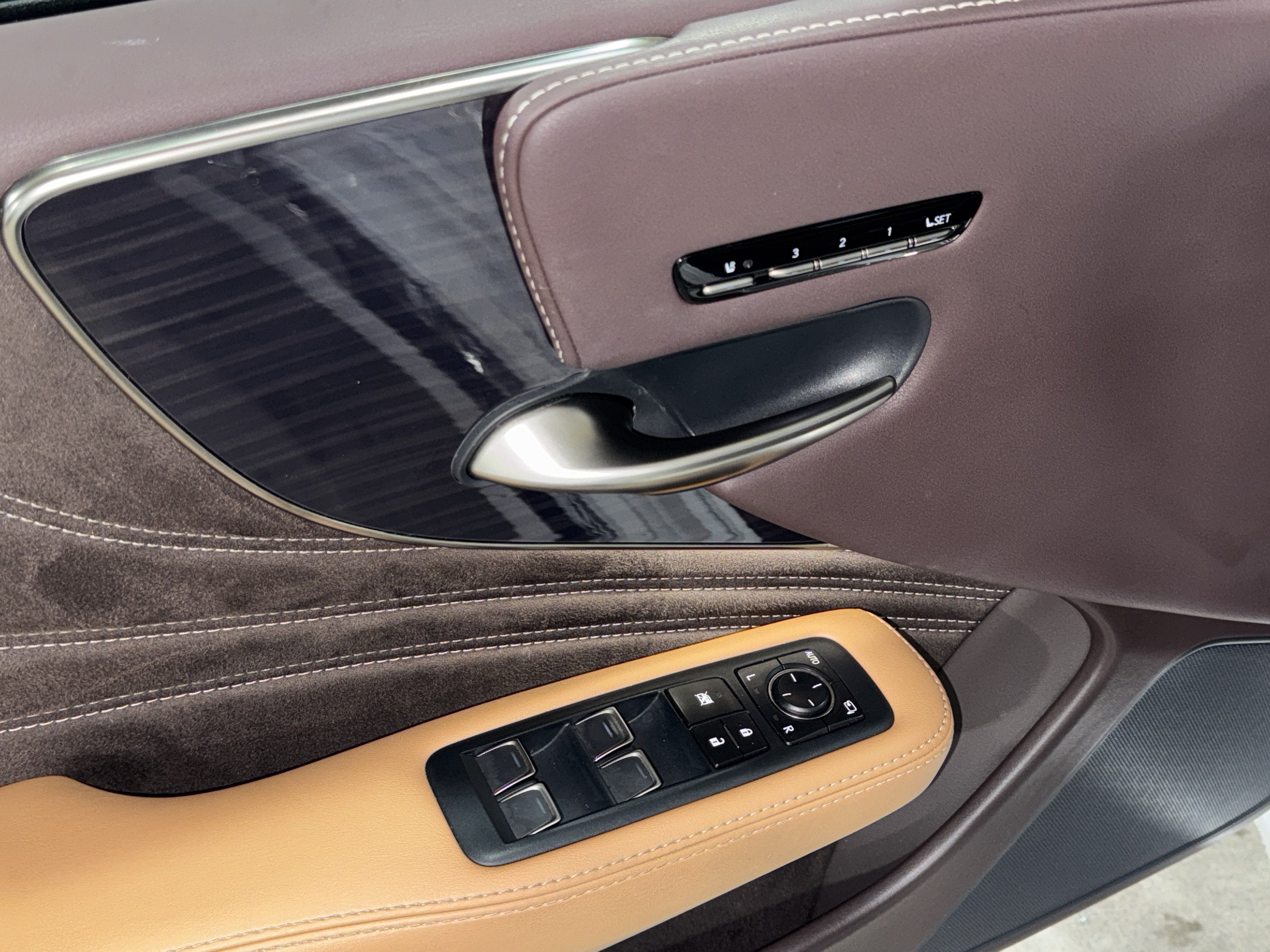 Used 2019 Lexus LS 500 w/ Accessory Package (Z2) RWD image 18