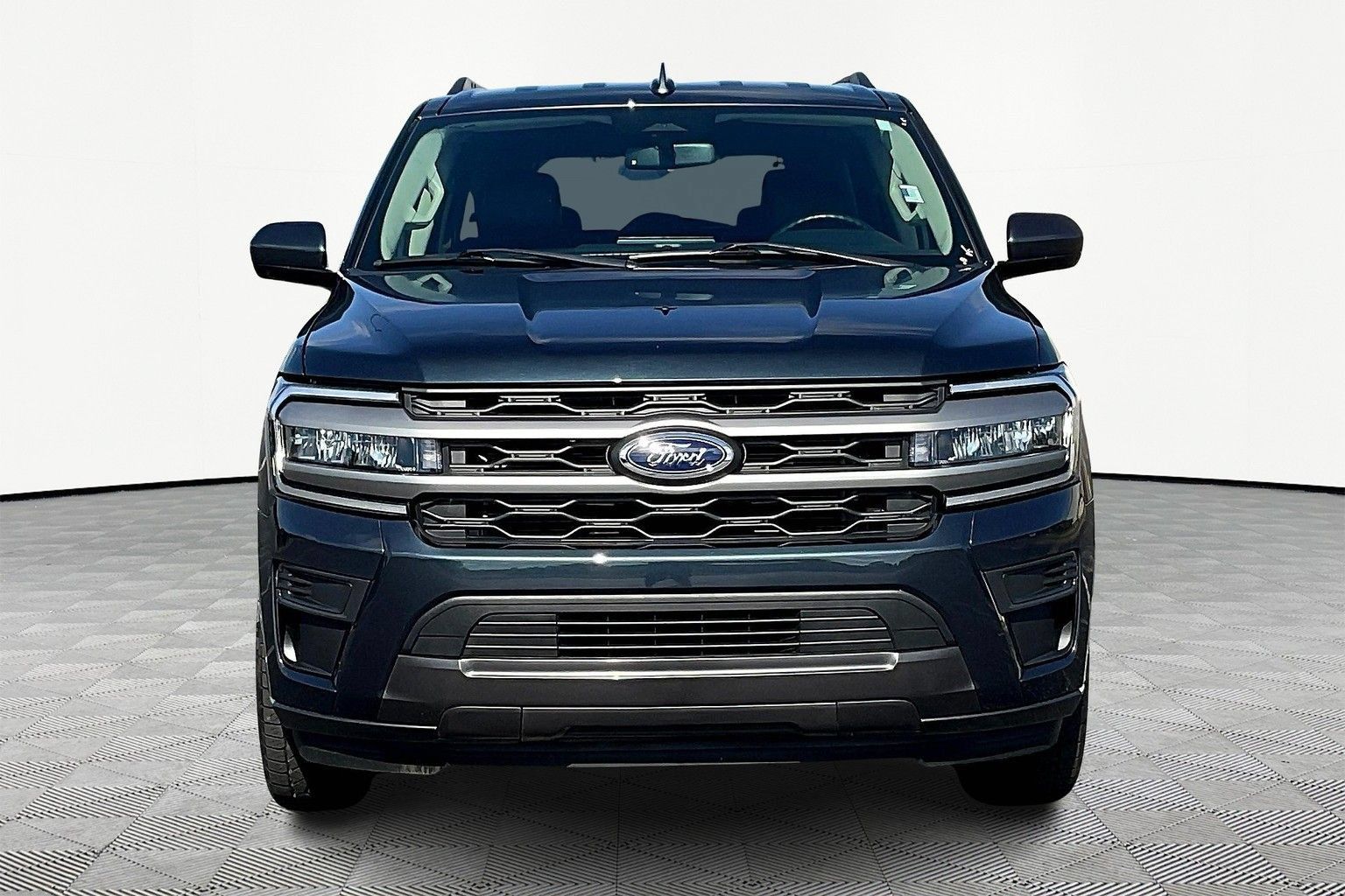 Used 2024 Ford Expedition XLT RWD image 3