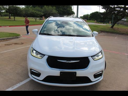 Used 2022 Chrysler Pacifica Touring-L FWD image 7