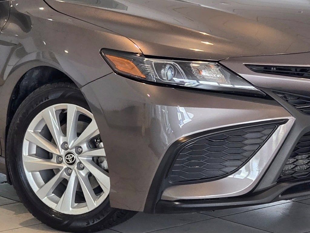 Used 2024 Toyota Camry SE FWD image 2