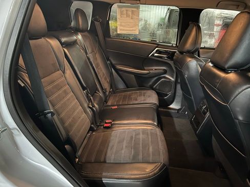 Used 2024 Mitsubishi Outlander SE image 13