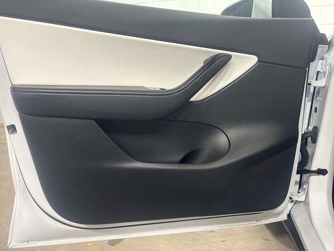 Used 2021 Tesla Model Y Long Range image 22