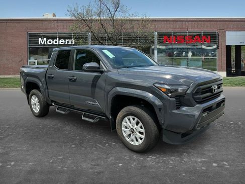 Used 2024 Toyota Tacoma SR5 AWD/4WD image 5