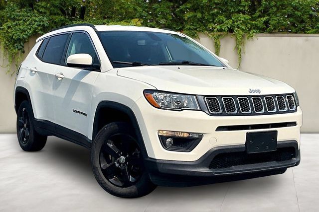 Used 2019 Jeep Compass Latitude w/ Cold Weather Group AWD/4WD image 3