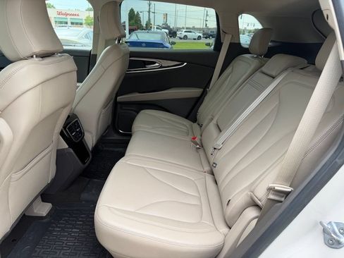 Used 2022 Lincoln Nautilus FWD w/ Premium Package image 11