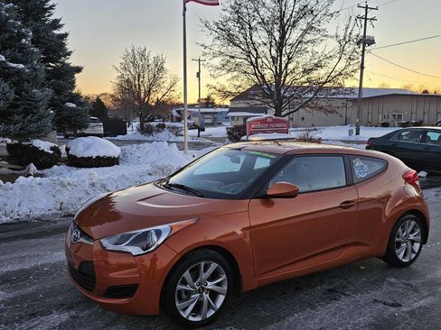 Used 2016 Hyundai Veloster image 1