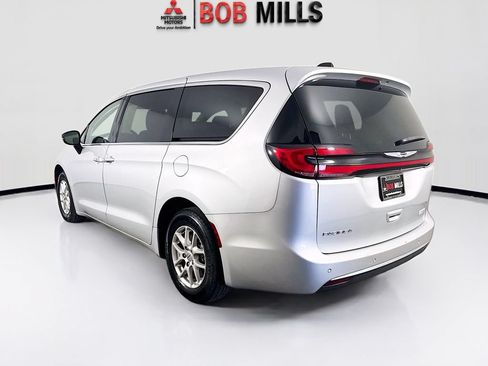 Used 2024 Chrysler Pacifica Touring-L FWD image 5