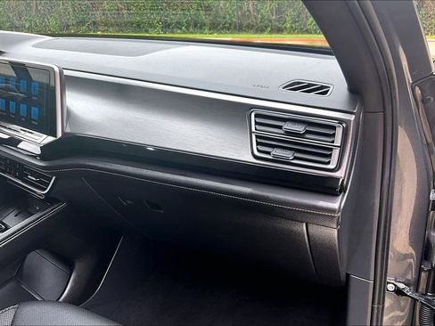 Used 2025 Volkswagen Atlas Cross Sport SE FWD image 23