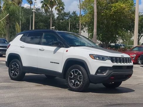 Used 2025 Jeep Compass Trailhawk AWD/4WD image 2