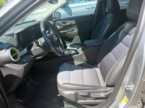 Used 2025 Chevrolet Trax LT w/ Driver Confidence Package FWD image 4