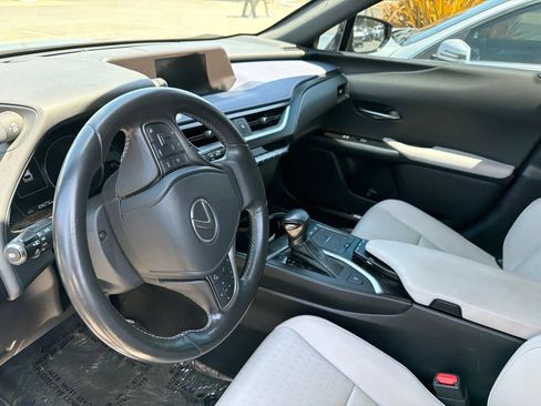 Used 2022 Lexus UX 200 w/ Accessory Package (Z2) FWD image 7