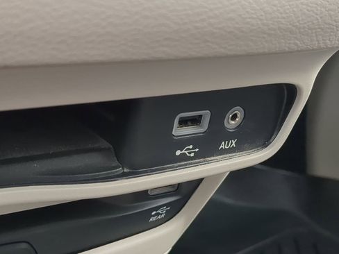 Used 2018 Chrysler Pacifica Touring-L Plus image 33