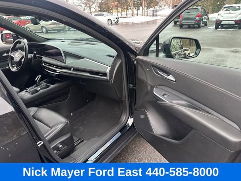 Used 2025 Cadillac XT4 Premium Luxury image 11