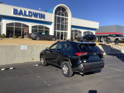 Used 2022 Toyota RAV4 XLE w/ XLE Grade Weather Package image 5