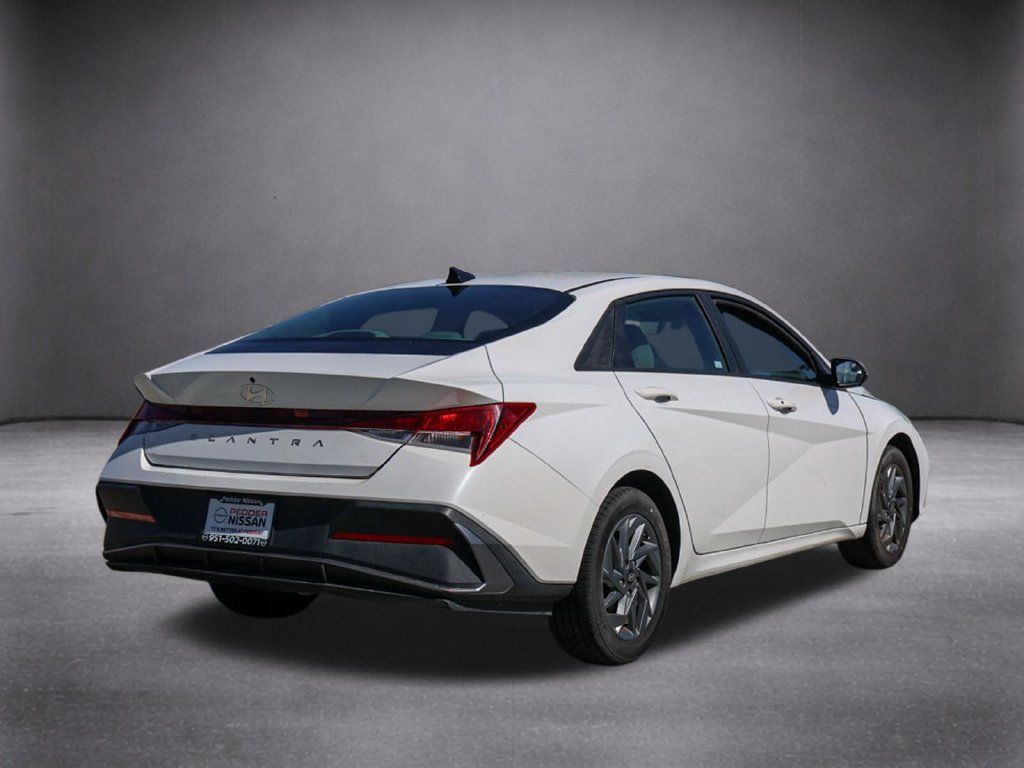 Used 2024 Hyundai Elantra SEL FWD image 4
