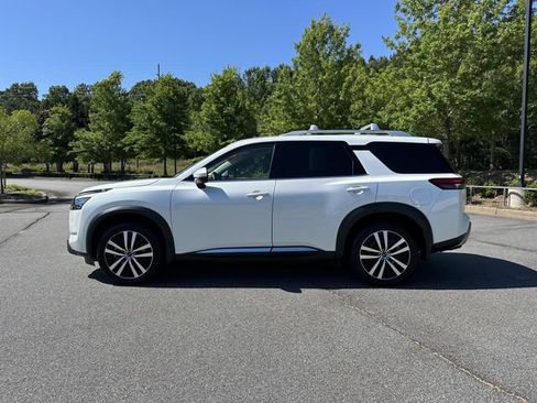Certified 2025 Nissan Pathfinder Platinum FWD image 6