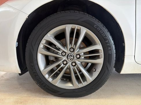 Used 2017 Toyota Camry SE w/ Moonroof Package FWD image 13