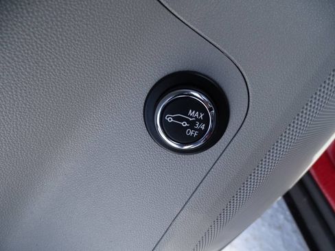 Used 2023 GMC Acadia AWD SLE image 17