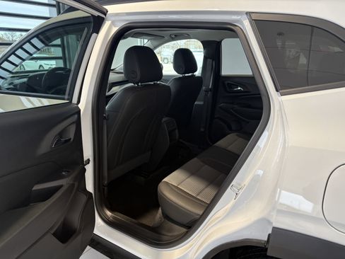 Used 2025 Chevrolet Trax LT w/ Sunroof Package image 21