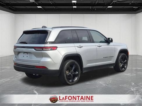 Used 2024 Jeep Grand Cherokee Altitude AWD/4WD image 5