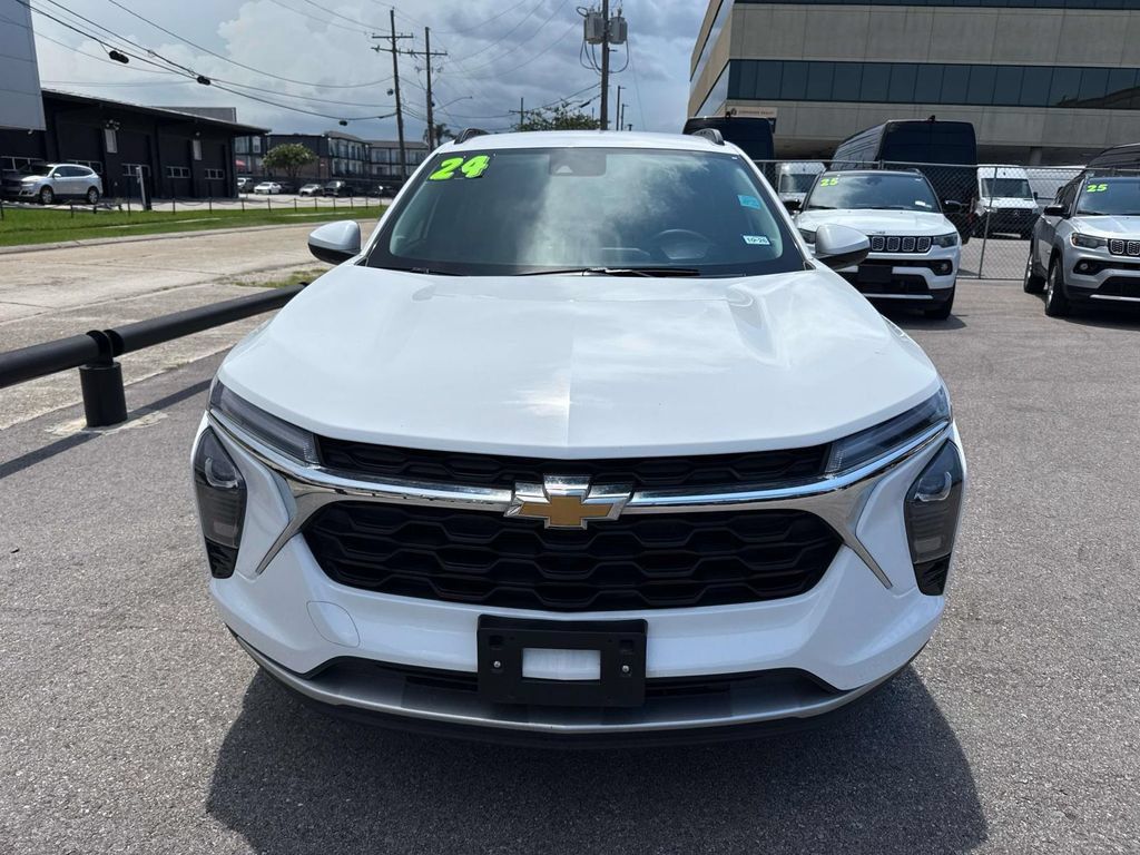 Used 2024 Chevrolet Trax LT FWD image 2