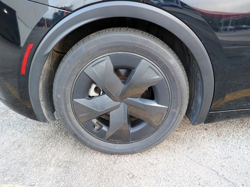 Used 2025 Toyota Prius LE FWD image 13